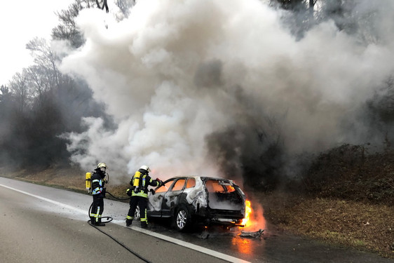 PKW brennt auf A3, Freiwillige Feuerwehren aus Wiesbaden leiten Brandbekämpfung ein