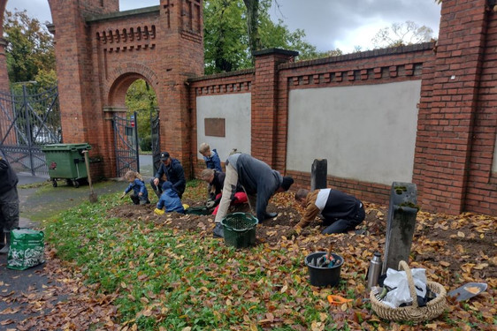 30 Imkerinnen und Imker haben zusammen mit den Gärtnerinnen und Gärtnern des Nordfriedhofs Wiesbaden mehrere tausend Blumenzwiebeln in die Erde gesetzt. Die abgeblühten Zwiebeln wurden im Frühjahr von der Bevölkerung auf den Friedhöfen abgegeben.