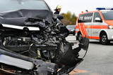 Am Freitagvormittag ereignete sich auf der B417 bei Wiesbaden ein tödlicher Verkehrsunfall. Zwei Autos stießen frontal zusammen. Rettungskräfte waren im Einsatz.