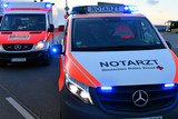 Bei einem Unfall in Wiesbaden ist am Mittwochmorgen ein Fußgänger lebensgefährlich verletzt worden. Notarzt und Sanitärer versorgten den Mann.