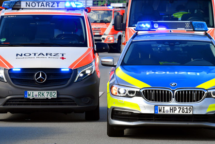 Am frühen Freitagabend kam es auf dem Platz der Deutschen Einheit in Wiesbaden bei einem 50-Jährigen zu einem Herzstillstand. Beamte des 1. Polizeireviers reanimierten  zusammen mit dem Rettungsdienst den Mann erfolgreich.