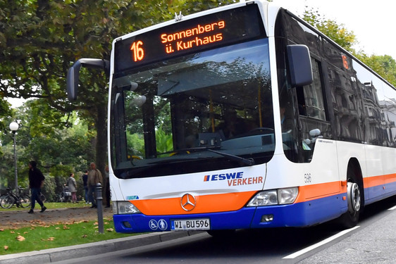 Mit dem Bus und ESWE Verkehr zum Internationalen Wiesbadener PfingstTurnier in den Biebricher Schlosspark.