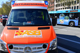 Ein Mann auf einem E-Scooter kollidierte am Freitag in Wiesbaden mit einem Linienbus. Dabei wurde er verletzt.
