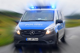 Autofahrer flüchtet vor Polizei. Es kommt zur Verfolgungsfahrt mit mehreren Verkehrsdelikte am Freitagabend in Wiesbaden. Anschließend leistet er Widerstand gegen Vollstreckungsbeamte.