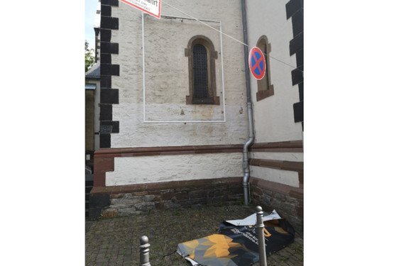 Bis vor Kurzem hing ein Regenbogenbanner an der Fassade der der katholischen Jugendkirche Kana. Doch Unbekannte haben es abgerissen.