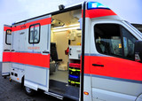 Kind wird bei Unfall in Klarenthal verletzt - Rettungssanitäter versorgen das Opfer