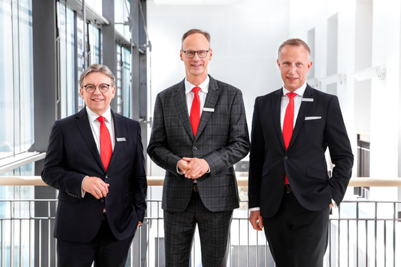 In Wiesbaden präsentierte der Vorstand der Naspa die Geschäftszahlen für 2023 und einen Ausblick auf 2024. Der Naspa-Vorstand mit Michael Baumann, Marcus Nähser und Frank