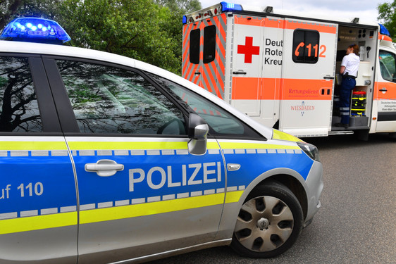 Ein Kind wurde beim Zusammenstoß mit einem Auto am Sonntagnachmittag in Wiesbaden-Bierstadt verletzt. Rettungssanitäter versorgen den Jungen.