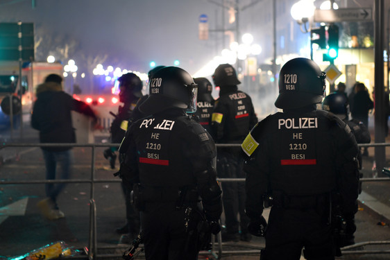 "Gemeinsam sicheres Wiesbaden": Kontrollen von Samstag auf Sonntag in der Wiesbadener Innenstadt. Einsatzkräfte finden  Einhandmesser und Betäubungsmittel. Außerdem wurden die verschärften Corona-Regeln überprüft.