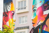 Farbenfrohes Statement: Das Kunstwerk an der Wand des Gebäudes Castellumstraße 124 zeigt zwei Menschen, die sich tief in die Augen schauen.