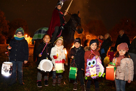 Die Zeit der Lichter beginnt. Wiesbadener Schulen, Kindergärten sowie Einrichtungen und Vereine veranstalten Martinszüge. Das sind die Evetns, Zeiten und Wege in den Stadtteilen.