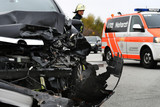 Ein Auffahrunfall am Dienstagnachmittag auf der A66 bei Wiesbaden-Erbenheim forderte drei verletzte Personen. Rettungskräfte versorgen die Betroffenen.