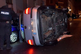 Ein Autofahrer krachte am Mittwochmorgen in Wiesbaden gegen zwei geparkte Autos und überschlug sich anschließend. Rettungskräfte waren im Einsatz.