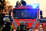 Brennende Gartenhütte am Freitagabend in Wiesbaden-Erbenheim. Die alarmierte Feuerwehr lösche die Flammen.