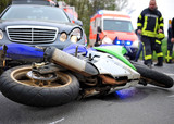 Motorradfahrer wird bei Unfall auf der Biebricher Allee mit einem Auto schwer verletzt.