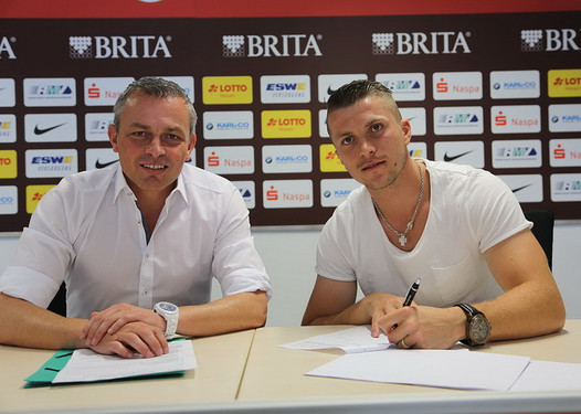 Unterzeichneten die Zusammenarbeit: Vladimir Kovac (r.) und SVWW-Sportdirektor Christian Hock.