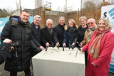 In Wiesbaden-Gräselberg entsteht ein zentraler Treffpunkt für Jung und Alt: Mit der Grundsteinlegung am Montag, 3. Februar 2025 beginnt der Bau eines modernen Stadtteilzentrums und eines Eltern-Kind-Zentrums. Ein Meilenstein für den Stadtteil und seine Bewohner.