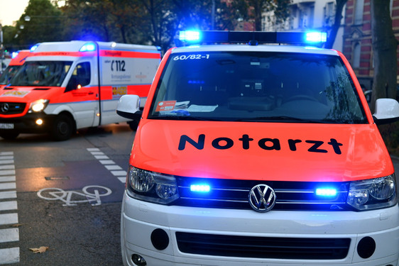 Fahrradfahrerin beim Unfall mit Auto am Sonntagabend in Wiesbaden verletzt. Rettungskräfte waren im Einsatz.