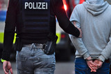 Die Polizei hat in der Nacht zum Montag einen mutmaßlichen Drogendealer in Wiesbaden festgenommen.