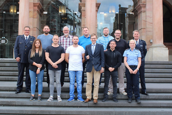 10 neue Kolleginnen und Kollegen sind bei der Stadtpolizei Wiesbaden seit dem 10. Juli im Dienst.