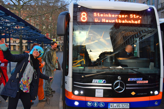 Mit dem Bus zu den Fastnachtsumzügen in Wiesbaden und zu den Party.