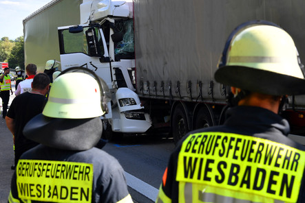 Lkw-Unfall auf der A3 bei Wiesbaden-Breckenheim am Donnerstagvormittag für zu Teilsperrung und einem kilometerlangen Rückstau.