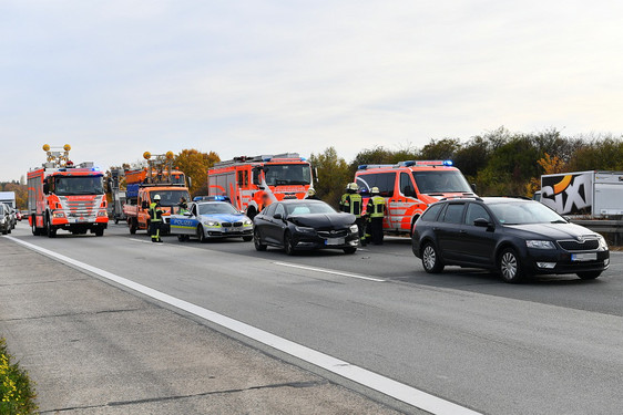 Unachtsamkeit für zu zwei Auffahrunfällen im Stau auf der A3 bei Wiesbaden-Breckenheim. Feuerwehr, Polizei und Rettungsdienst im Einsatz.