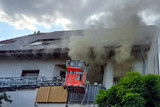 Am Dienstagnachmittag kam es in einem Mehrfamilienhaus im Wiesbadener Stadtteil Kastel zu einem Brand. Die Polizei nahm im weiteren Verlauf einen Bewohner fest, der im Verdacht steht, das Feuer in seiner eigenen Wohnung gelegt zu haben.