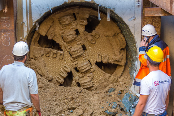 Die Vortriebsmaschine arbeitete sich mit Geschwindigkeiten von 8 bis 170 Millimetern pro Minute durch Kalksteinbänke.