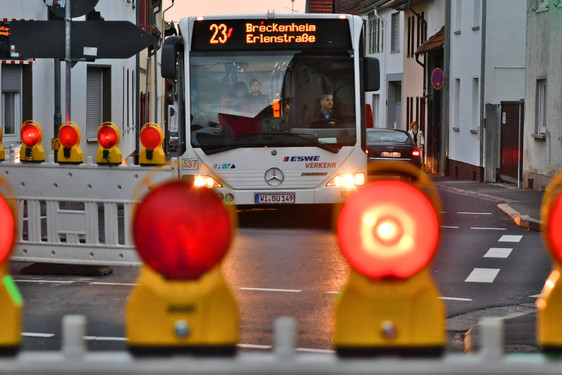 Vollsperrung der Angelsachsenstraße in Delkenheim. Buslinien werden umgeleitet.