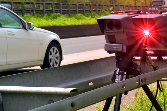 Die Autobahnpolizei Wiesbaden stellte bei einer Verkehrsüberwachung am Sonntag, viele Verstöße bei Geschwindigkeitsüberschreitungen und Abstandseinhaltung fest. Der Bereich zwischen Hofheim und Wiesbaden-Nordenstadt auf der A66 wurde Kontrolliert.