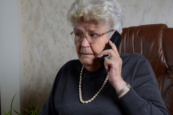 Telefonbetrüger:innen wollten am Donnerstag 27.000 Euro von einer Wiesbadener Seniorin ergaunern.