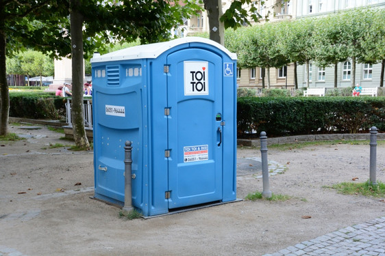 Toilettenhäuschen auf dem Wiesbadener Luisenplatz.