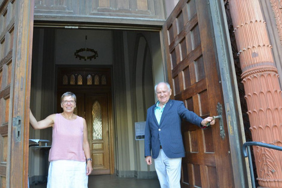 Christina Tiekötter und Günter Hoffarth sind zwei der rund 30 Ehrenamtlichen, die dafür sorgen, dass sich die Marktkirchentüren für die Besucher öffnen.