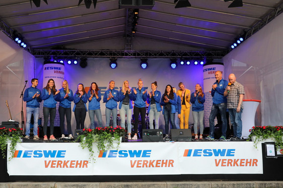 Viel Abwechslung auf der Bühne von ESWE Verkehr beim Wiesbadener Weinfest; hier werden die Erstliga-Volleyballerinnen des Volleyball-Clubs Wiesbaden (VCW) dem Publikum vorgestellt.