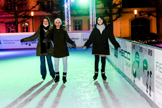"Luisenplatz on Ice“ verspricht Wintervergnügen in Wiesbaden auf Kufen und beim Eisstockschiessen.
