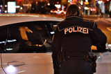 Gemeinsam mit der Mainzer Polizei führte die Polizei Wiesbaden am späten Mittwochabend auf der Theodor-Heuss-Brücke Verkehrskontrollen durch. Dabei wurden zahlreiche Verstöße festgestellt.