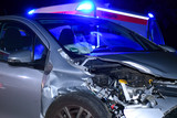 Ein betrunkener Autofahrer hat in der Nacht zum Samstag in Wiesbaden, bei einem Unfall einen Sachschaden von mindestens 45.000 Euro Schaden verursacht. Er fuhr in einer Kurve geradeaus, direkt in zwei geparkte Fahrzeuge.