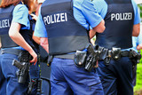 Aufgrund einer verdächtigen Wahrnehmung von einer Passantin kam es am frühen Freitagabend zu einem größeren Einsatz von der Polizei im Bereich des Bahnhofplatzes in Wiesbaden.