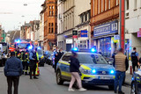 Am Montagabend kam es in Wiesbaden-Biebrich zu einer größeren Schlägerei, bei der auch ein Messer eingesetzt wurden. Vier Personen wurden verletzt.Zahlreiche Polizist:innen sowie weitere Rettungskräfte waren am Tatort im Einsatz.