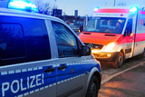 Rollerfahrerin bei Verkehrsunfall mit einem Auto am Samstagmittag in Kostheim  schwer verletzt. Polizei und Rettungskräfte waren im Einsatz.