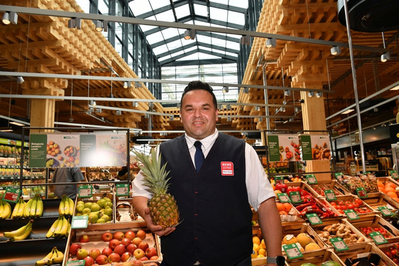 REWE eröffnet grünen Supermarkt der Zukunft mit Dachfarm und viel Holz am Donnerstag in Wiesbaden-Erbenheim. Die neue Generation Green Building – Green Farming – revolutioniert das Einkaufen.