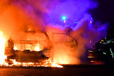 Am späten Sonntagabend hat ein Täter den Fahrzeuginnenraum eines Mercedes in Wiesbaden in Brand gesteckt. Die Feuerwehr löschte die Flammen.