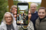 In der Siedlung Schelmengraben in Wiesbaden-Dotzheim lädt ein neu aufgestellter Selfierahmen dazu ein, Fotos zu machen.