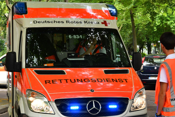 Zwei E-Scooter-Fahrer stürzten am Wochenende in Wiesbaden und verletzten sich dabei schwer. Sanitäter:innen versorgen die beiden.