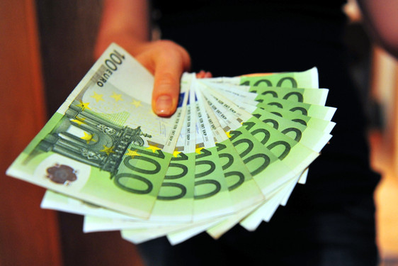 Vergangene Woche wurde eine Seniorin in Wiesbaden von einer Betrügerin um viel Geld erleichtert.