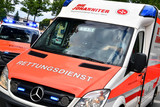 Autofahrer übersah am Montag einen E-Bike-Fahrer im Kreisel bei Wiesbaden-Breckenheim. Rettungssanitäter:innen versorgten den schwer verletzten Mann.