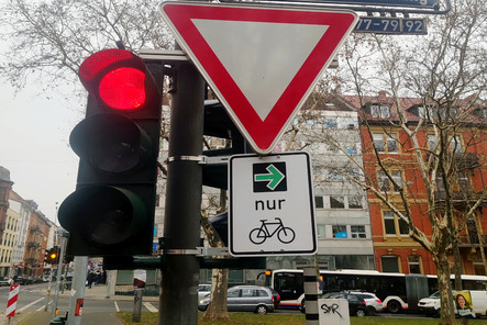 Wiesbaden rollt den Grünpfeil für Radfahrende aus – mehr Freiheit auf dem 1. Ring!