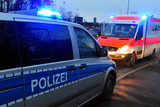 Ein Auto stieß am Montag in Wiesbaden mit einer Fußgängerin zusammen. Rettungskräfte versorgten die leicht verletzte Frau.