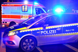 Fußgängerin von Auto angefahren und lebensgefährlich in Wiesbaden-Frauenstein am Sonntagabend verletzt. Rettungskräfte im Einsatz.